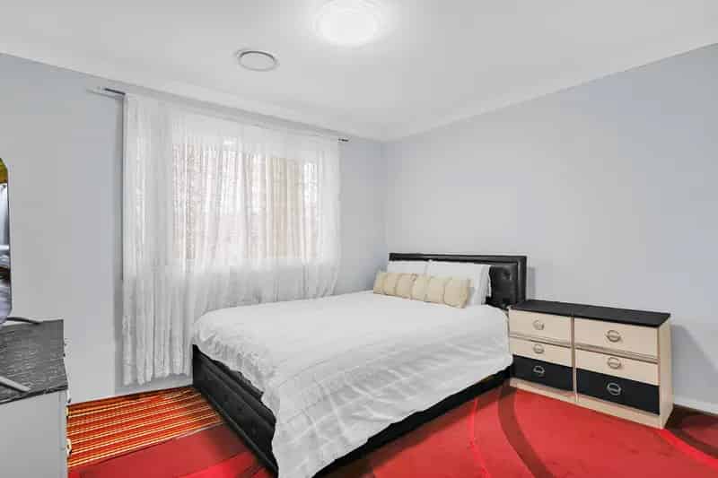 Modern & Stylish Townhouse in the Heart of Schofields