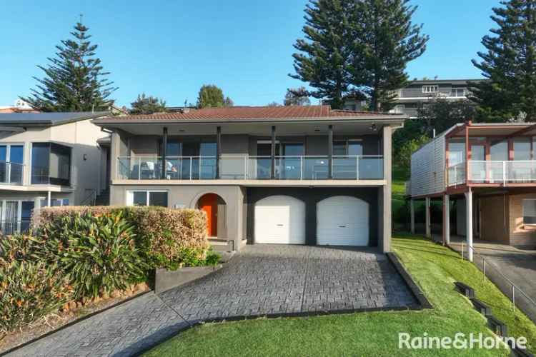 Beachfront 5-Bedroom House with Ocean Views North Mollymook