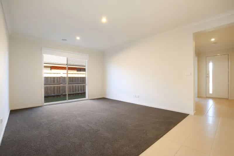Lease 4 Bedroom House in Mandalay Estate Beveridge with Resort Features