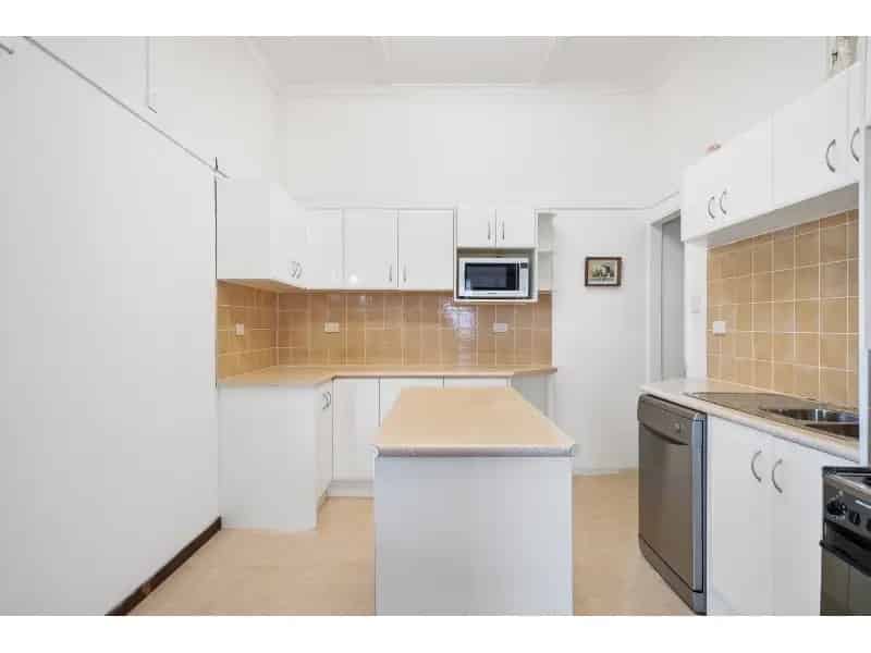 Upper-Level Queenslander In Prime Location