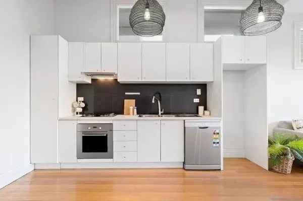 Charming 2-Bedroom House in Prime Port Melbourne Location