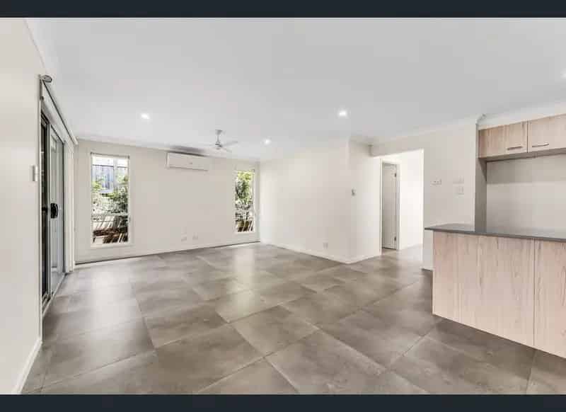 Low-Maintenance Living in Prime Gainsborough Pocket – Solar & Water Filtration Included