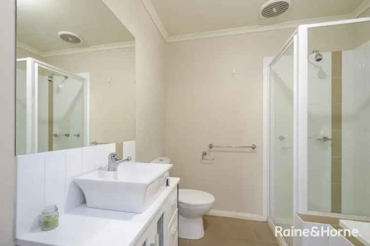 Yarraville Townhouse Near Kingsville Primary School