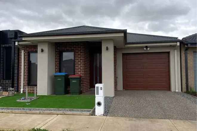 Lavish Family Home in Grove Estate Tarneit