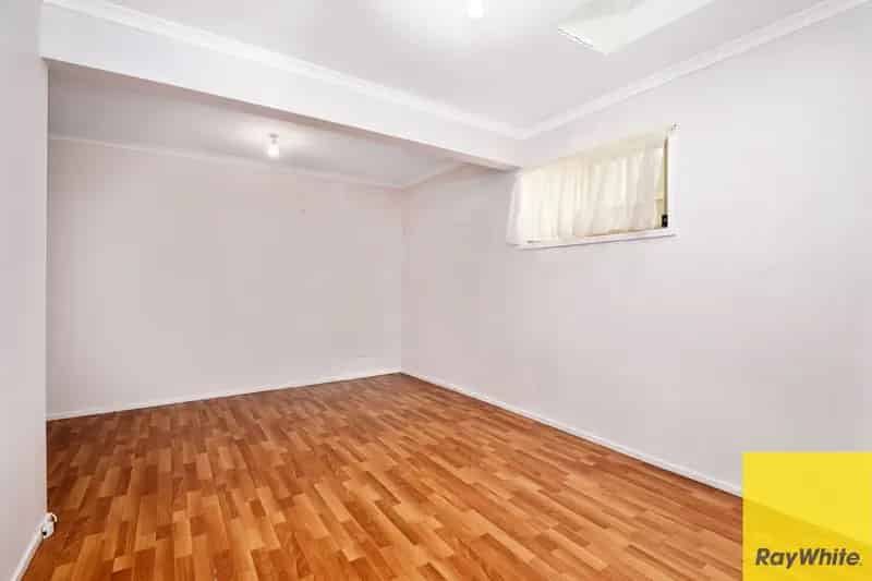 GOOD SIZE GRANNY FLAT!!