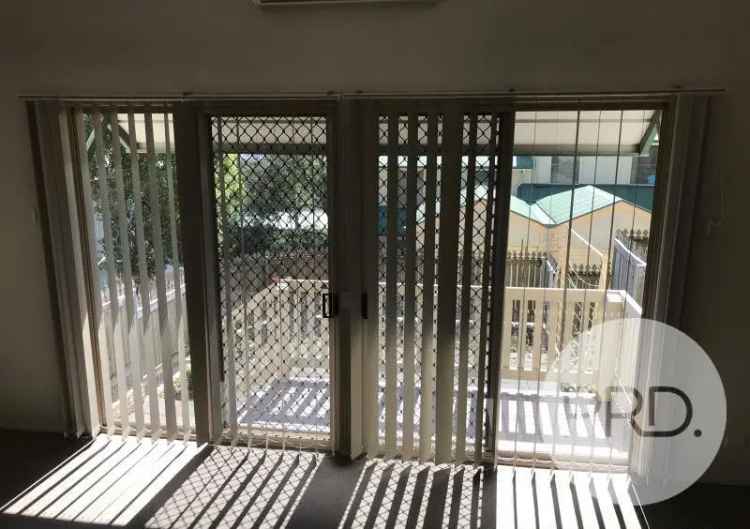 Split Level 3 Bedroom Townhouse Near City Hospitals Universities