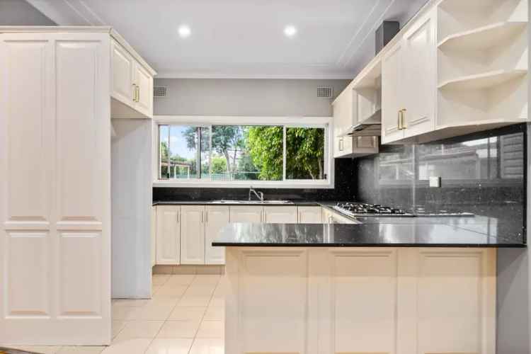 Modern Comfort Home Near Stockland Mall