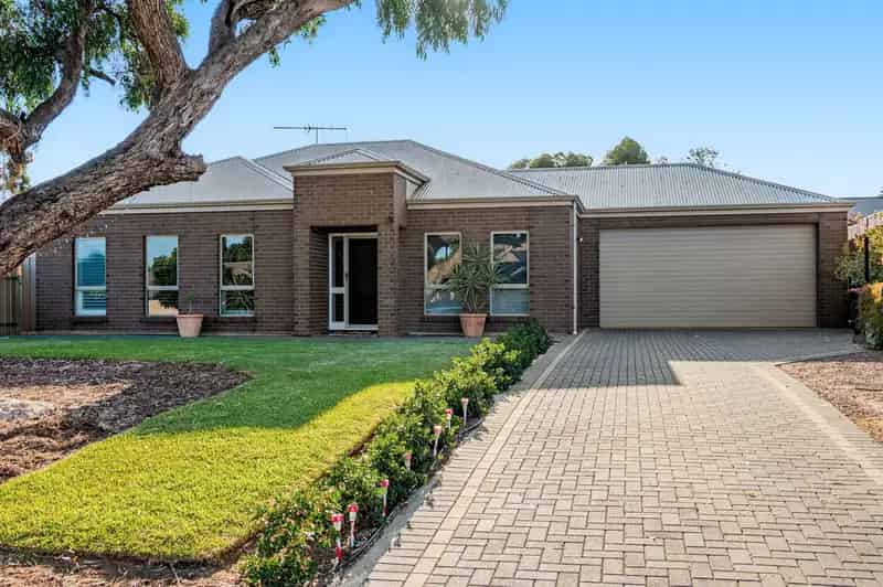 MODERN COMFORT & EFFORTLESS LIVING!