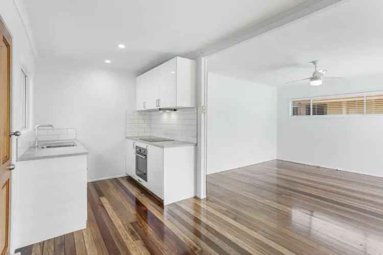 Refurbished 3-Bed Home with Modern Kitchen and Backyard