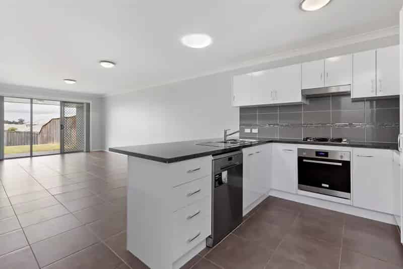 Real Estate For Lease - 4a Sandpiper Circuit - Aberglasslyn , NSW