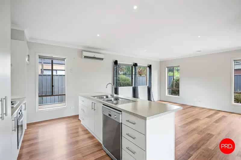Modern & excellent location!