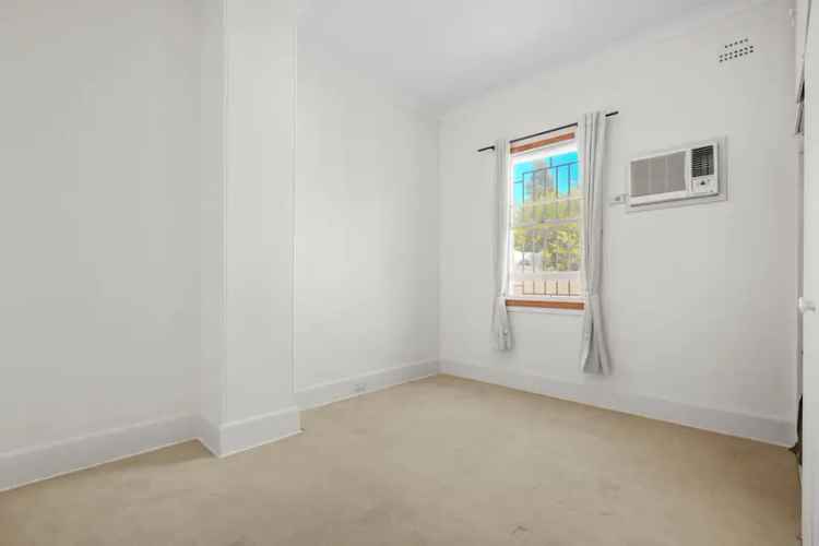 Glebe Terrace House for Lease - 2 Beds, Balcony, Courtyard