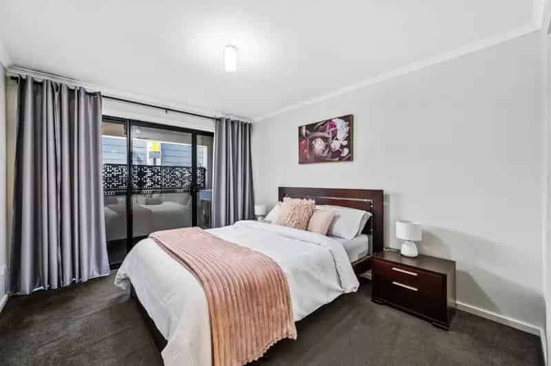 Sleek & Stylish In St Clair: Designer Townhouse Clinches Coveted Daily Convenience