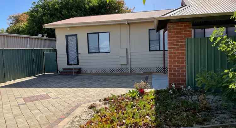 3 Bed Home Neat Tidy Easy Care Enclosed Backyard