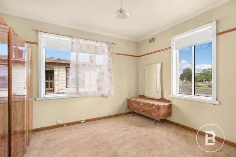 Two Bedroom Home Huge Block Near Stockland Wendouree