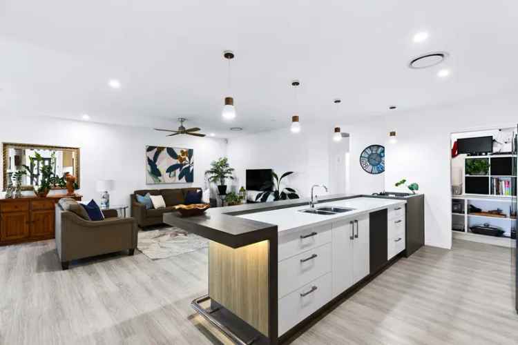 Stylish Contemporary Home - Moments from Esplanade & Beach