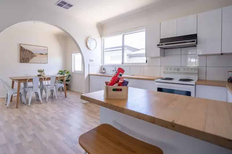 Lease 3 bedroom house in Swansea with water views and outdoor space