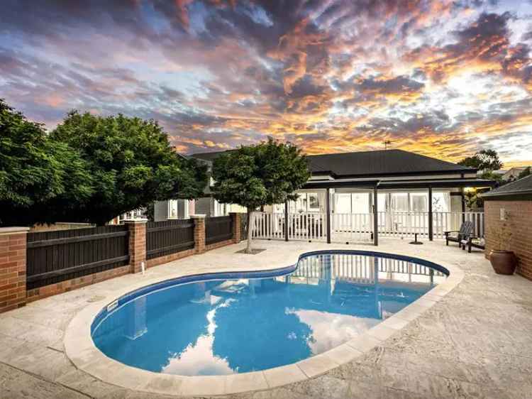 Distinctive Strathalbyn Residence with Panoramic Views