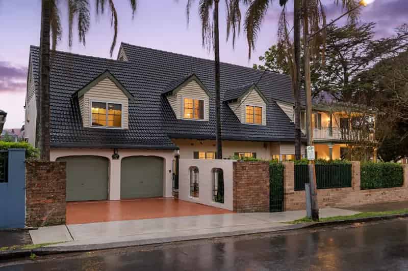 Buy estate in Golden Mile with luxurious features and exquisite design