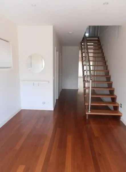 Spacious 2-Bedroom Townhouse Near Westgate Freeway