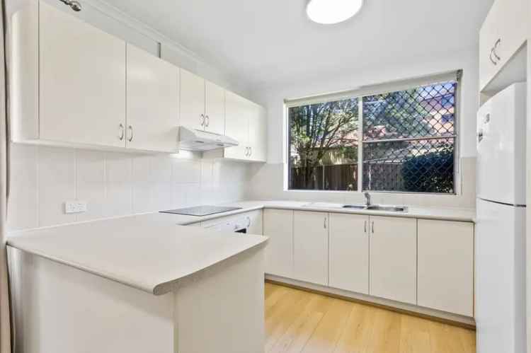 Lease Beautifully Updated First Floor Unit in Wollongong Featuring Three Bedrooms