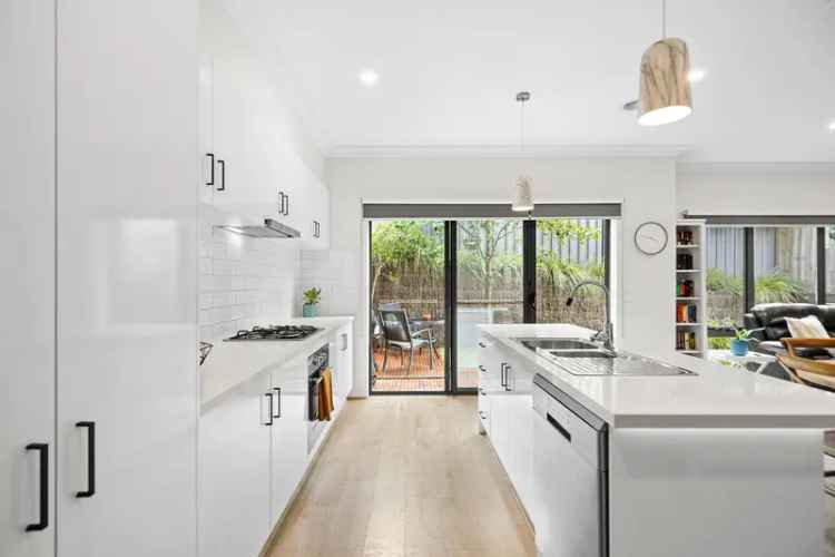 Buy Modern Townhouse in Mooroolbark with Spacious Interior and Courtyard