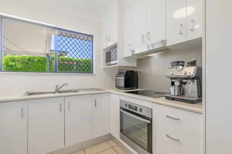 MODERN LOWEST BRICK HOME….RENOVATED LAUNDRY…RUMPUS AREA…CLOSE TO KIRKWOOD SHOPS & PARK