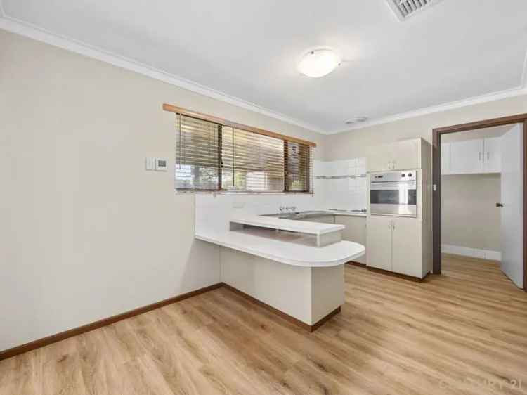 4 Bed 1 Bath House in Bayswater Near Shops and Reserve