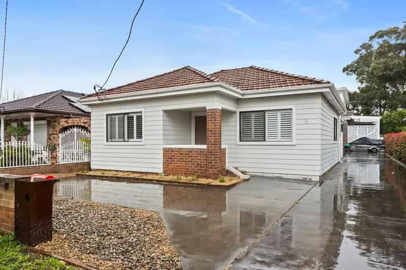 Rent three bedroom house in Fairy Meadow with courtyard and modern finishes