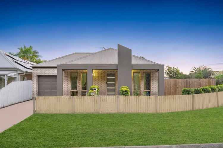 Modern 4-Bed Home Overlooking Parklands in Woodside