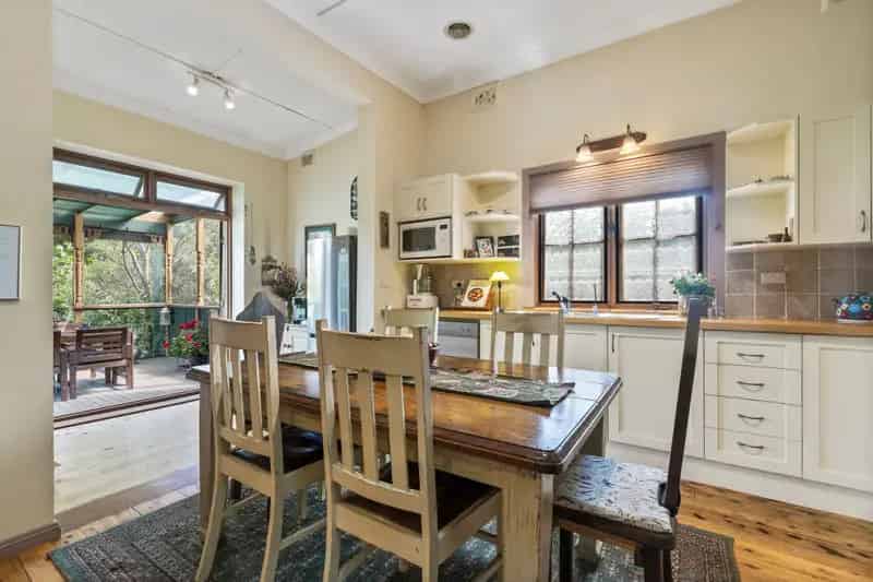 ATTRACTIVE DOUBLE BRICK KEEPER IN THE HEART OF TOWN