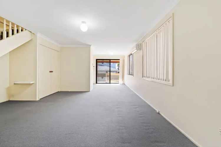 Lease 3 Bedroom House Ingleburn with Built-in Wardrobes and Air Conditioning