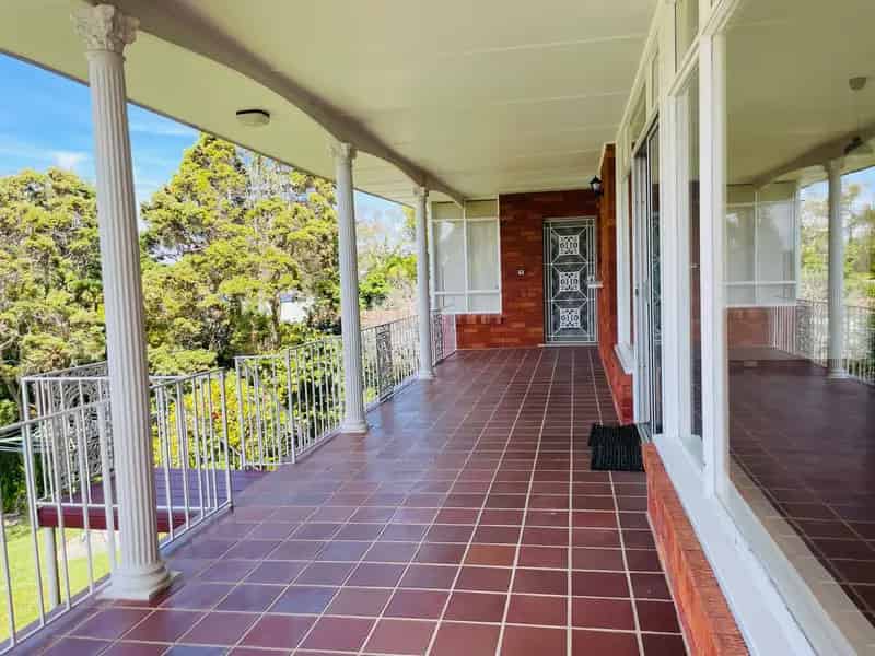 Beautifully elevated views with swimming pool in school catchment For Rent