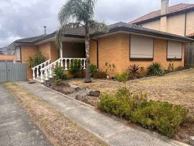 Spacious 3 Bedroom Home Oakleigh East Garden Maintenance Included