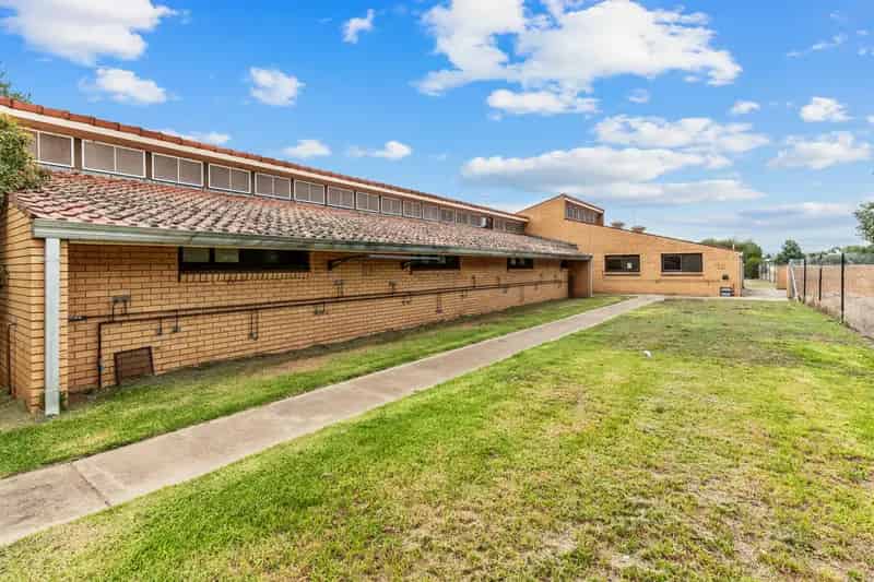 Rent Shared Block of Units in Junee with Ensuite and Furnished Room