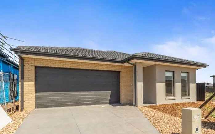 Beautiful 4 Bedroom Home in Tarneit Family Home Near Schools Shops