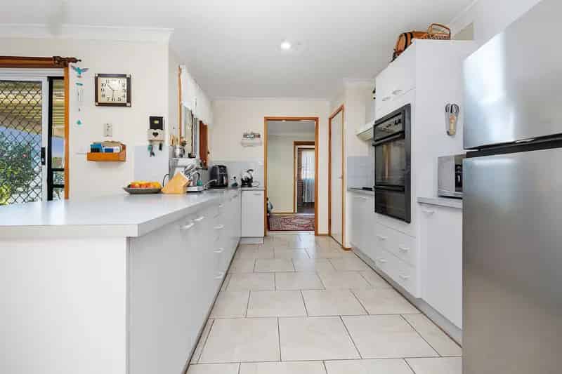 LARGE 3 BEDROOM BRICK HOME, WITH EXTRA LONG SHED !