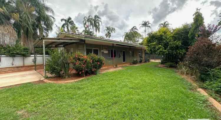 Charming 4-Bedroom Home with Spa in Katherine East