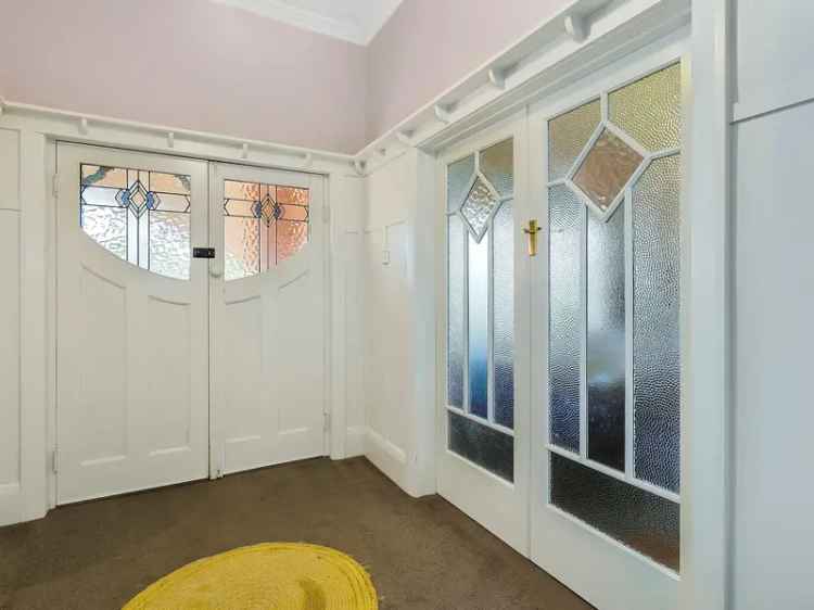 Buy House in Kyneton with Period and Charm Aplenty