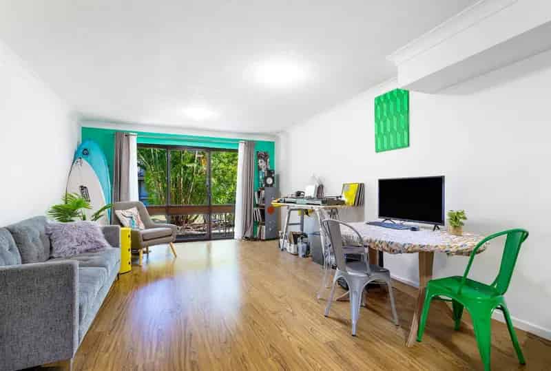 Modern Waterfront Townhouse - Stylish Living in a Prime Coastal Setting
