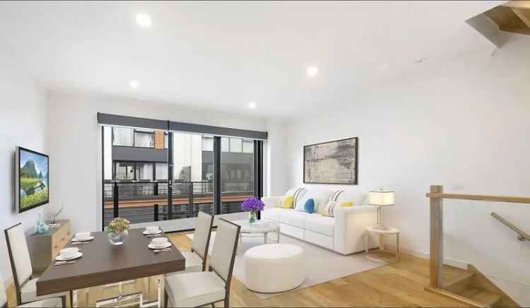 CBD Fringe Port Melbourne Townhouse 3 Beds 2 Ensuites Garage