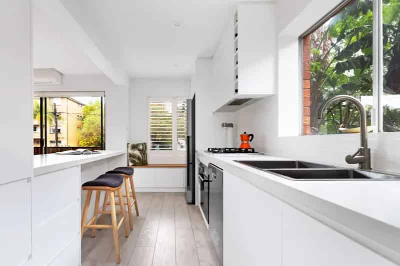 For Rent - Apartment in Newport with Modern Features and Beach Proximity