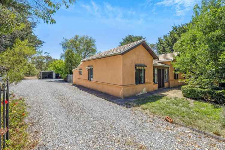 Enchanting Countryside Retreat: 3-Bedroom Home on 1.8 Acres in Flaxley