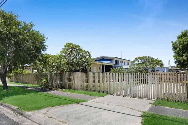 Lease 3 Bedroom Cottage in Biggera Waters with Character and Convenience