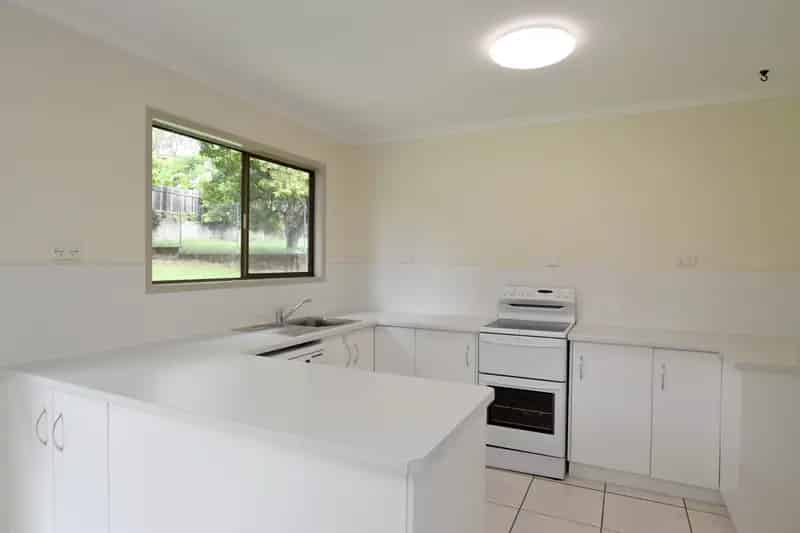 :: LOW SET THREE BEDROOM HOME IN TELINA