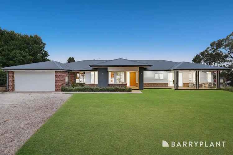 Luxury Family Home in Caserta Drive Berwick