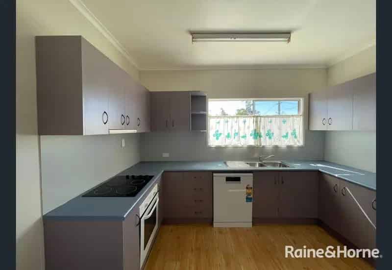 Rent high set house in Moranbah with 6 bedrooms and 2 bathrooms