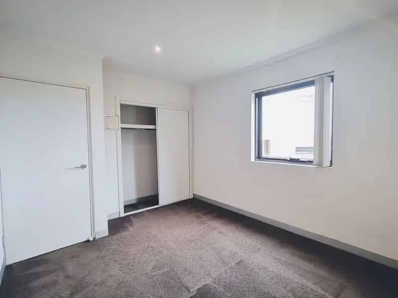 SPACIOUS ONE-BEDROOM APARTMENT ON GROUND FLOOR CLOSE TO CLAYTON SHOPPING PLAZA