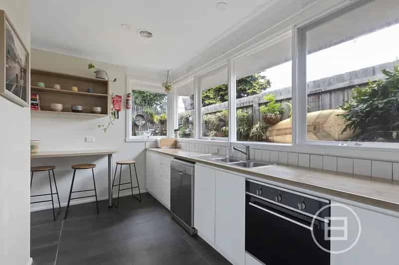 Rent Villa Unit in Caulfield North with Private Courtyard and Modern Kitchen