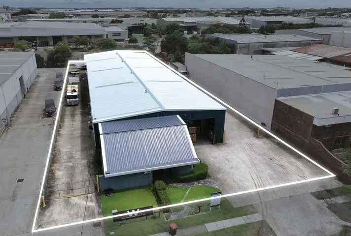 1,109sqm* Freestanding Metal-Clad Property